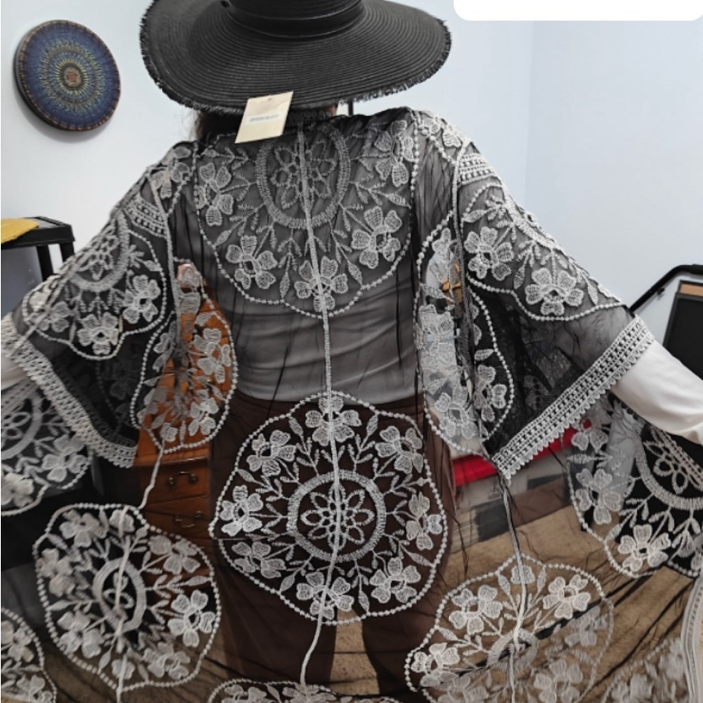 Black and White Lace Kimono. - Picture 4 of 4